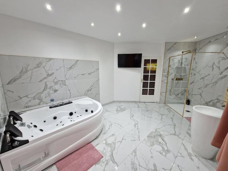 Maison Chic Avec Jacuzzi Nogent Sur Oise Yaospa60 Exterior photo